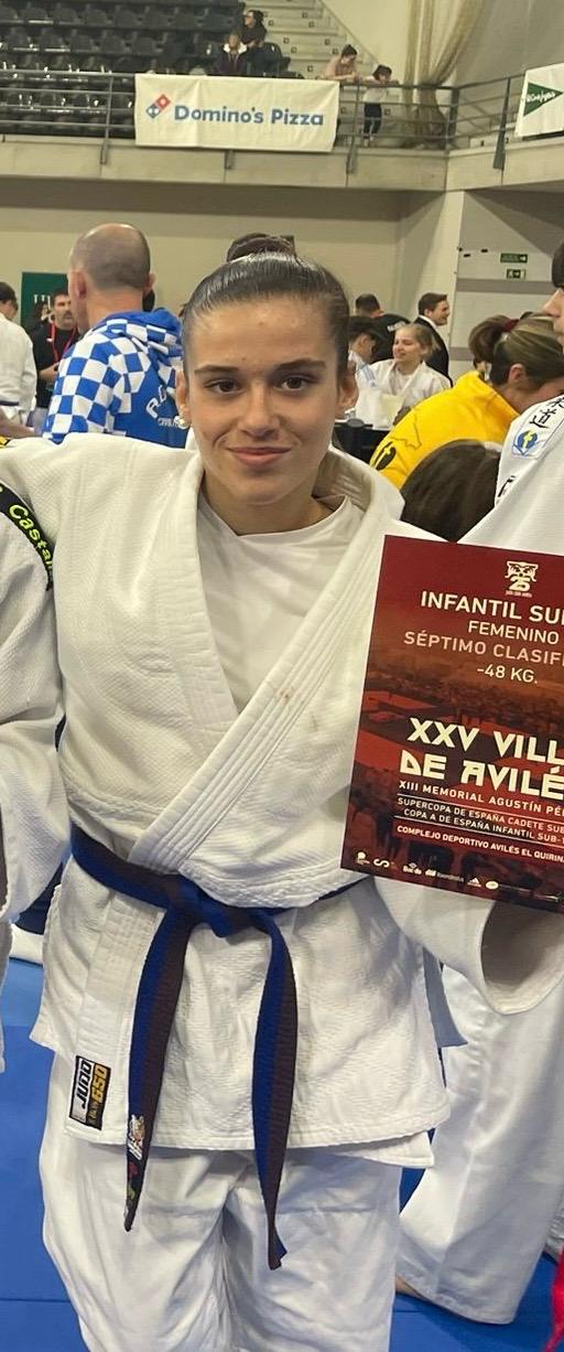 Lucía Forte, con los diplomas