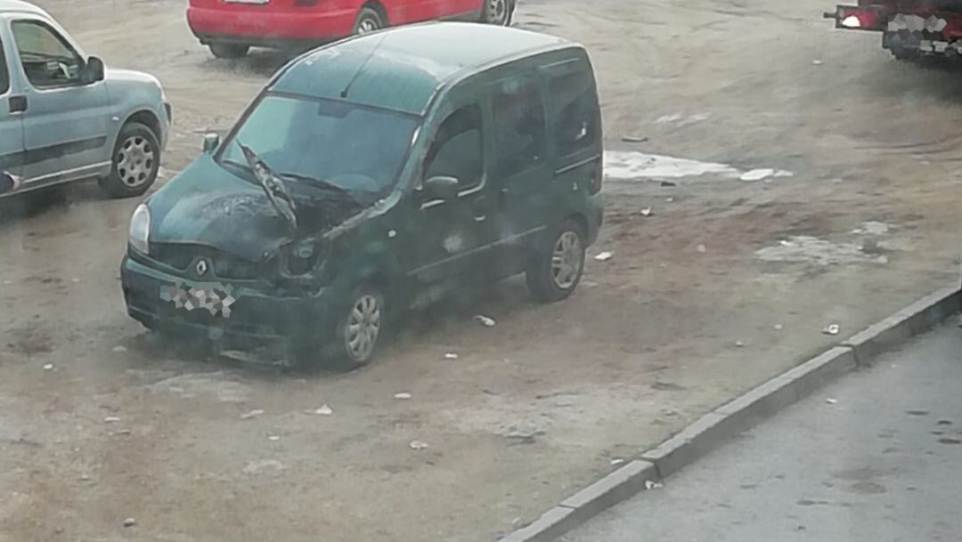 La furgoneta dañada tras ser apagadas las llamas que se producían en el motor