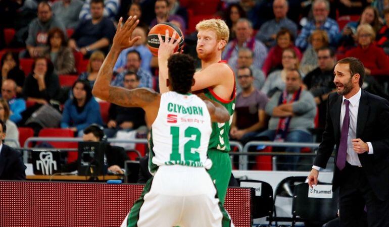 Chase Budinger ante Will Clyburn en el partido del Buesa Arena.