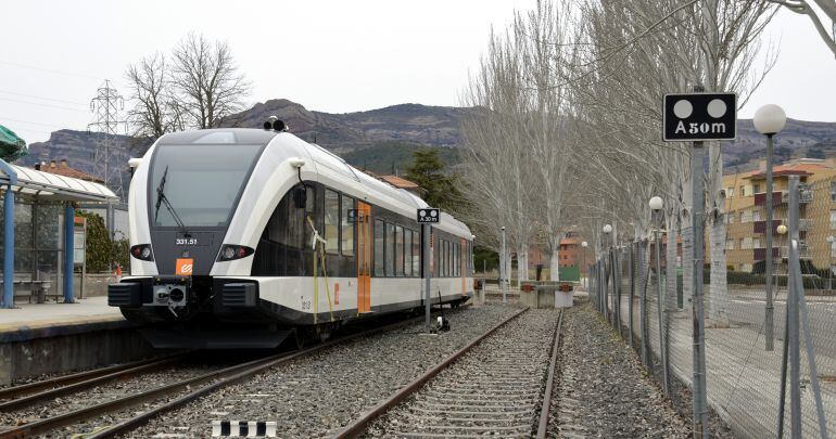 Imatge d&#039;un dels nous trens, en fase de proves, a l&#039;estació de la Pobla de Segur el 9 de març del 2016. 