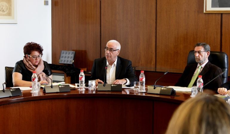 El consejero de Educación comparece en el Parlamento, por iniciativa de PP e IU, para dar los últimos datos sobre el fraude en los cursos de formación