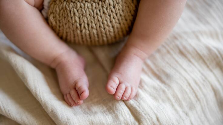 "Yo le iba informando de la situación, es alucinante": Esther cuenta cómo es dar a luz en casa con la asistencia telefónica de una médica