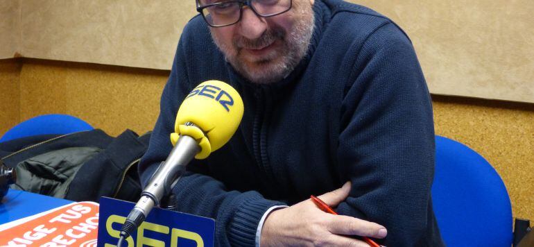 Julián Buey en los estudios de Radio Huesca