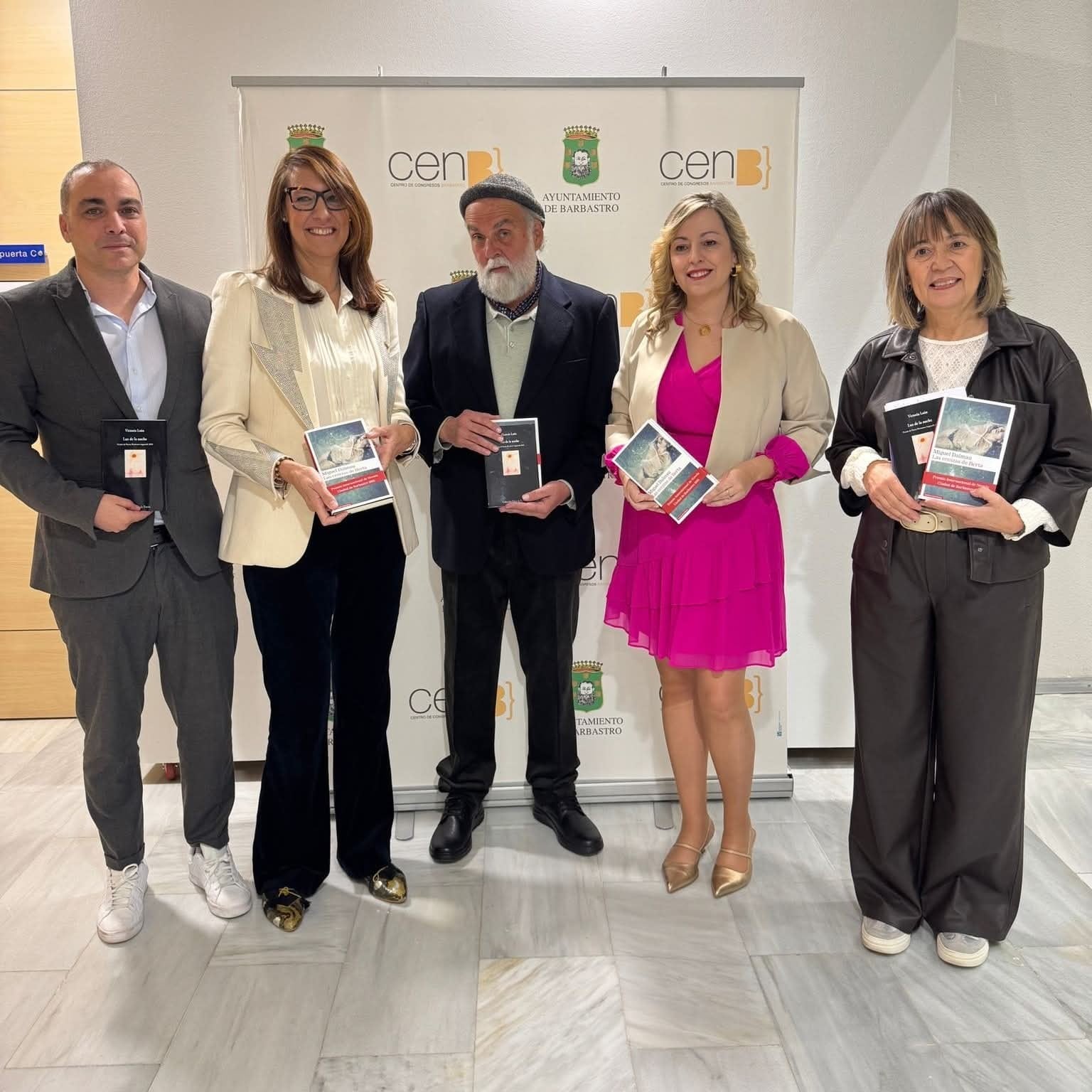 Foto de familia de los ganadores de 2025, autoridades y miembros del jurado