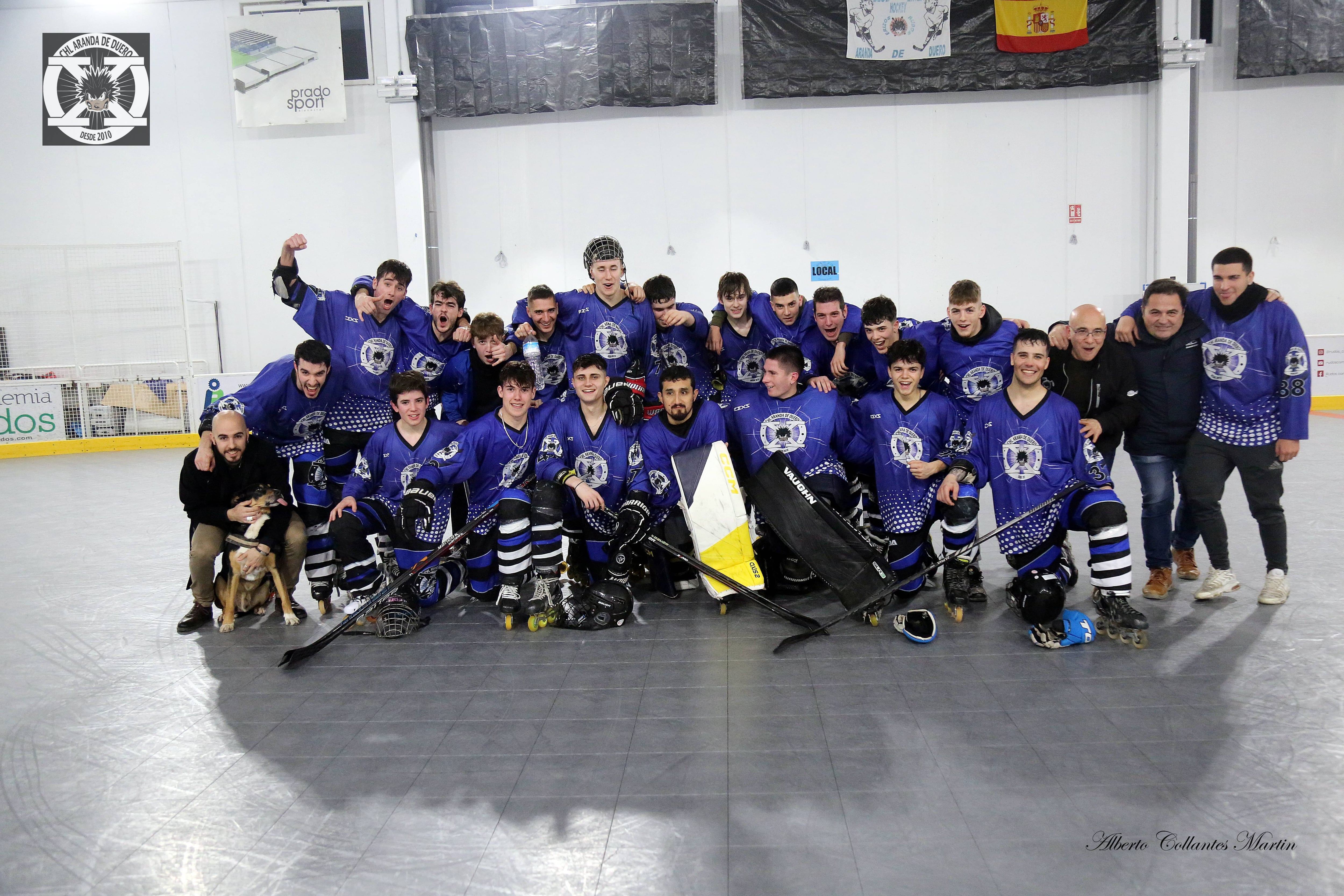 El plantel del Hockey Línea Aranda celebra los tres puntos