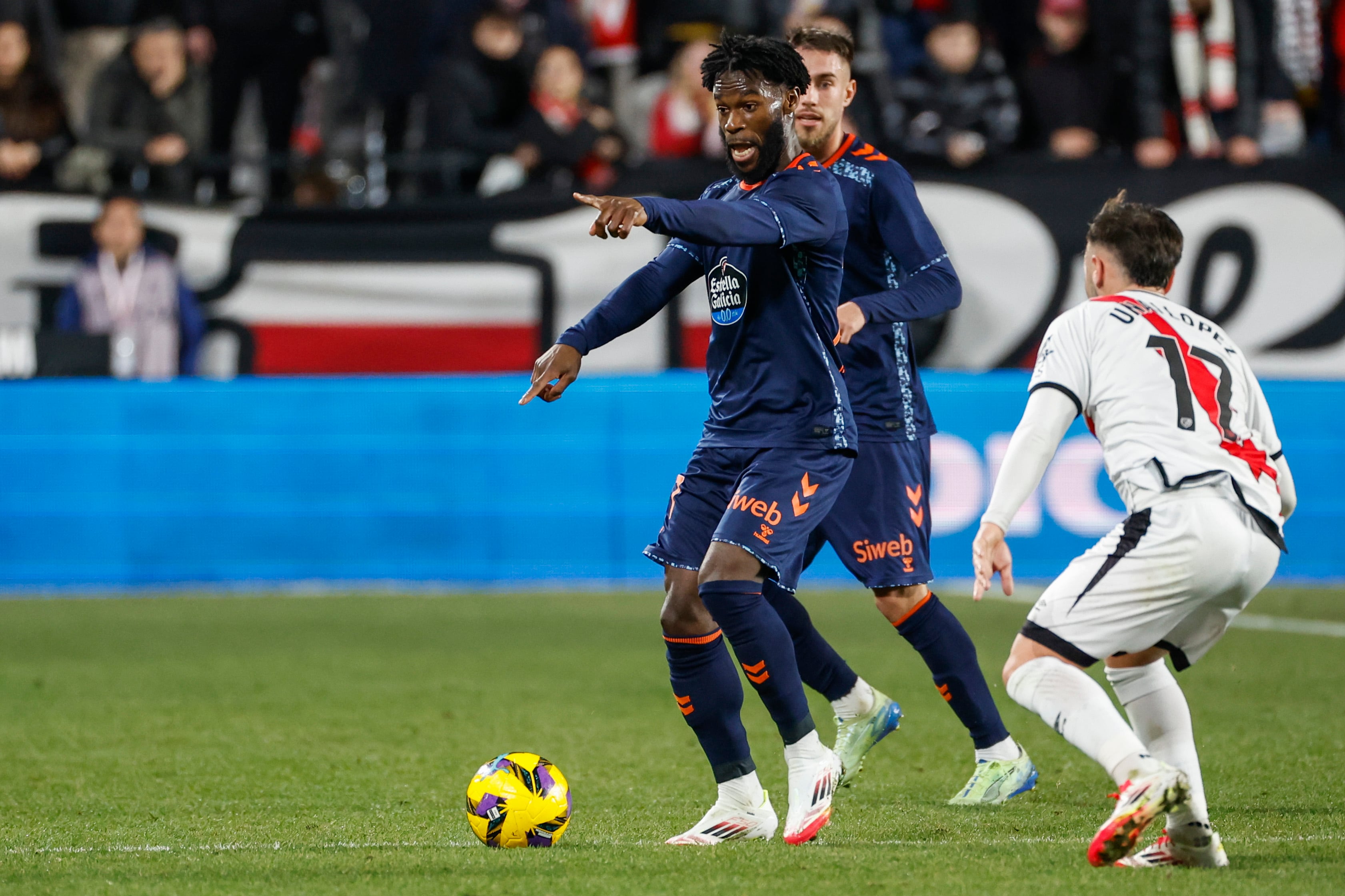 MADRID, 10/01/2025.- El centrocampista francés del Celta Jonathan Bamba (i) controla el balón durante el partido de la jornada 19 de LaLiga que Rayo Vallecano y Celta de Vigo disputan este viernes en el estadio de Vallecas. EFE/Juanjo Martín
