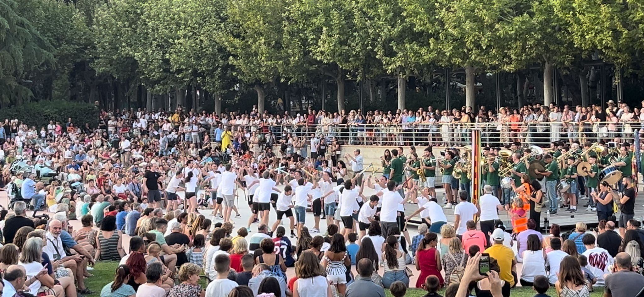 Numerosos oscenses en el ensayo de los danzantes