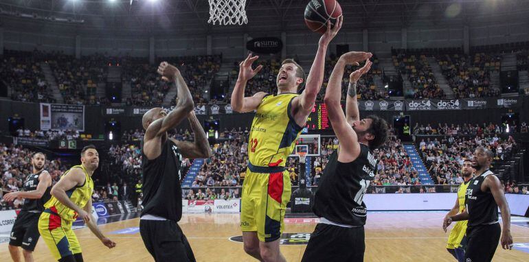 Vladimir Jankovic (c),del Morabanc Andorra, entra a canasta ante Álex Mumbrú (d), del Bilbao Basket, durante el partido de la vigésima novena jornada de Liga ACB disputado hoy en el Bibao Arena