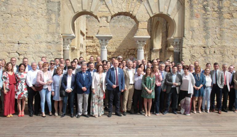 Foto de familia con alcaldes y alcaldesas en Medina Azahara.