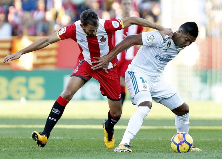 Casemiro pone el cuerpo para proteger el balón ante Stuani, durante el partido