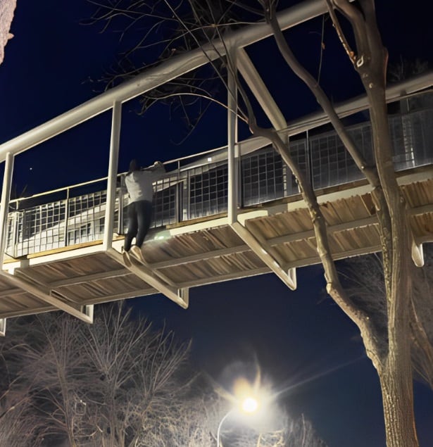 Un joven se cuelga en el puente que une la ciudad deportiva de &quot;La Moheda&quot; en La Solana y lo sube a sus redes sociales