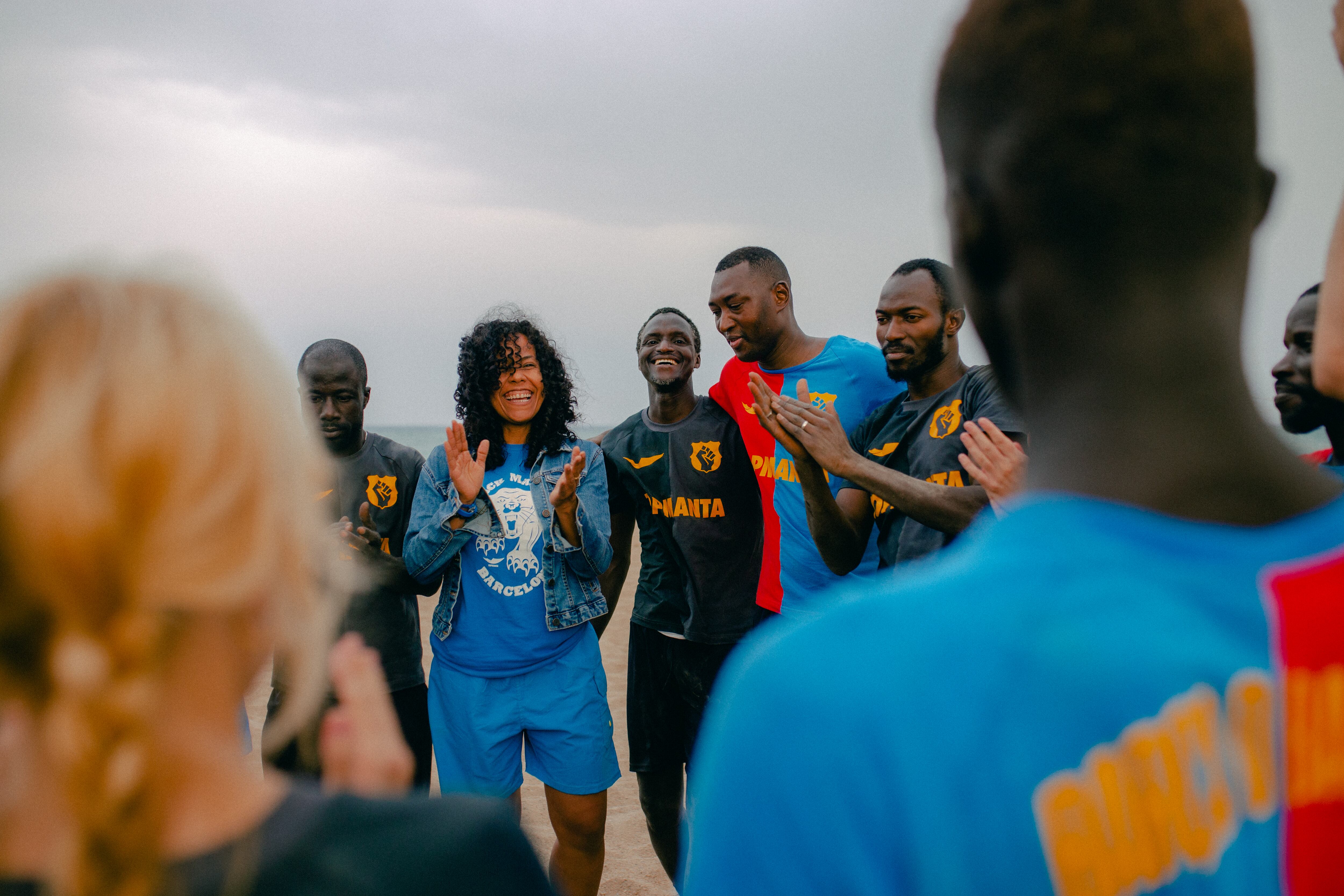 El sindicat Top Manta denúncia la migració forçada en una campanya de samarretes amb el lema "Barça o barzakh", que vol dir "Barcelona o mort", i és la frase que diuen les persones migrants abans de salpar en una pastera.