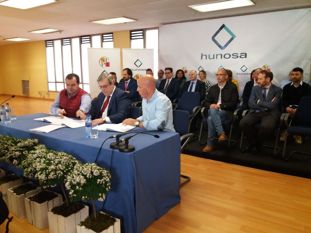 El presidente de Hunosa, Gregorio Rabanal, en el centro de la mesa durante la firma del plan de empresa 2019 con los sindicatos Comisiones Obreras y SOMA- FITAG- UGT