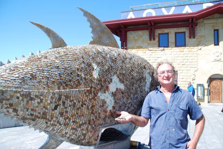 El artista, Alain Laborde, está reponiendo las &#039;escamas&#039; que le han robado a su obra &#039;Atún basura&#039;