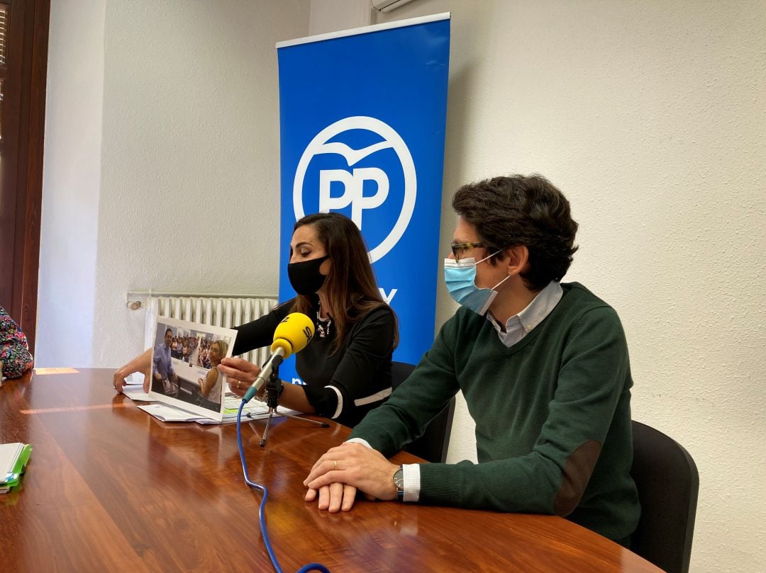 Lirios García junto a Quique Ruiz en la rueda de prensa