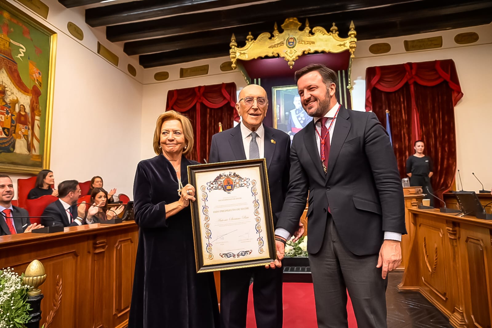 Antonio Serrrano Bru junto a su esposa Tula Mora y el alcalde de Elche Pablo Ruz