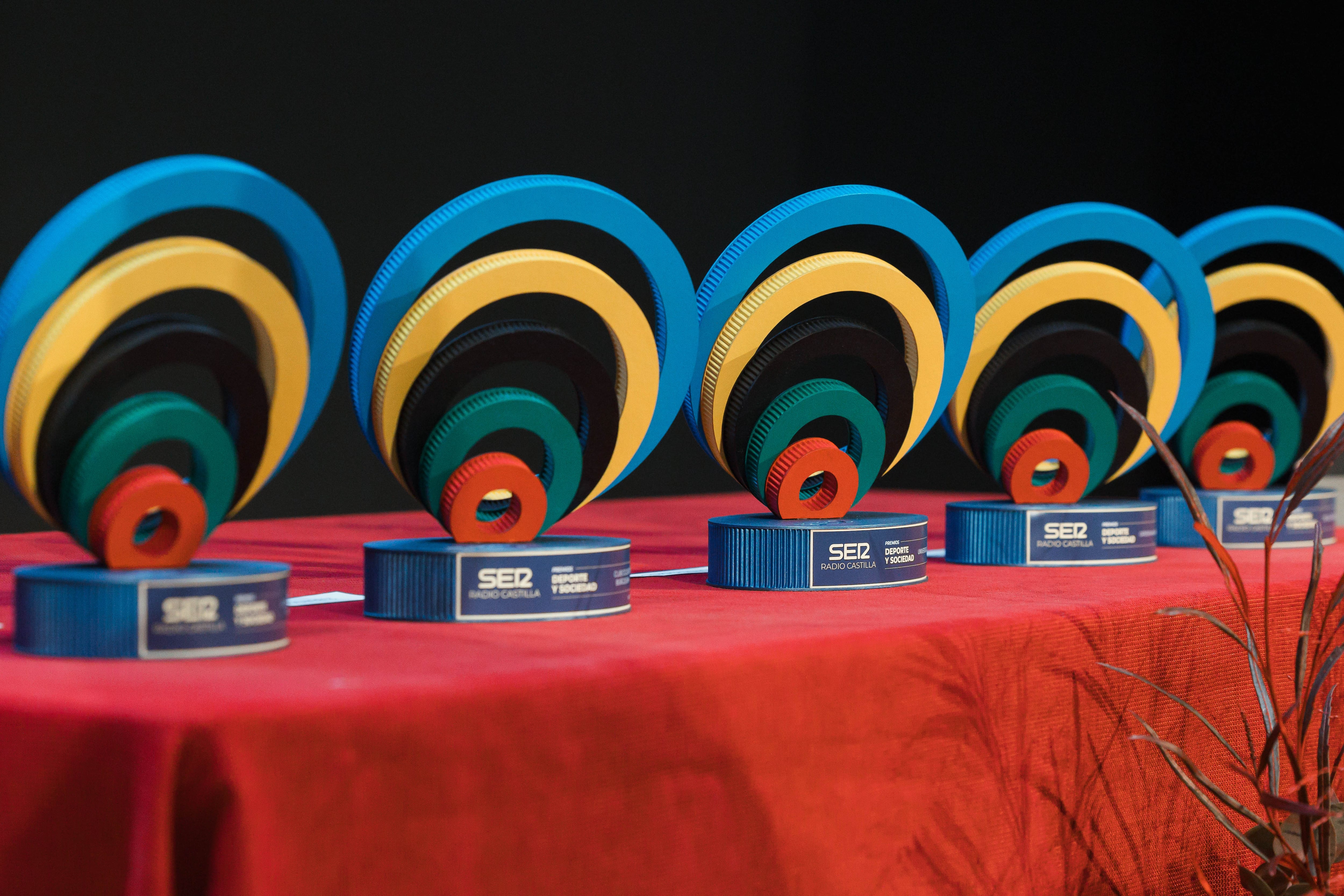 Trofeos de la anterior edición de los Premios Deporte y Sociedad de Cadena Ser Burgos. / Foto: Radio Castilla