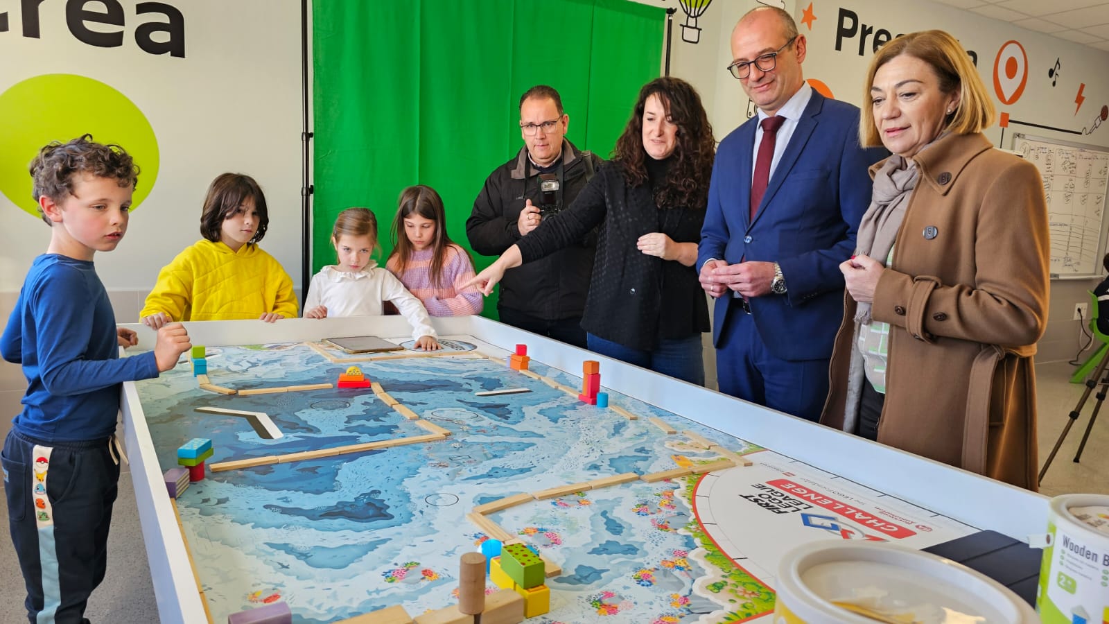 El consejero, Víctor Marín y la alcaldesa, Seve González, durante la visita al &quot;Aula del futuro&quot; del CEIP Príncipe Felipe de Jumilla