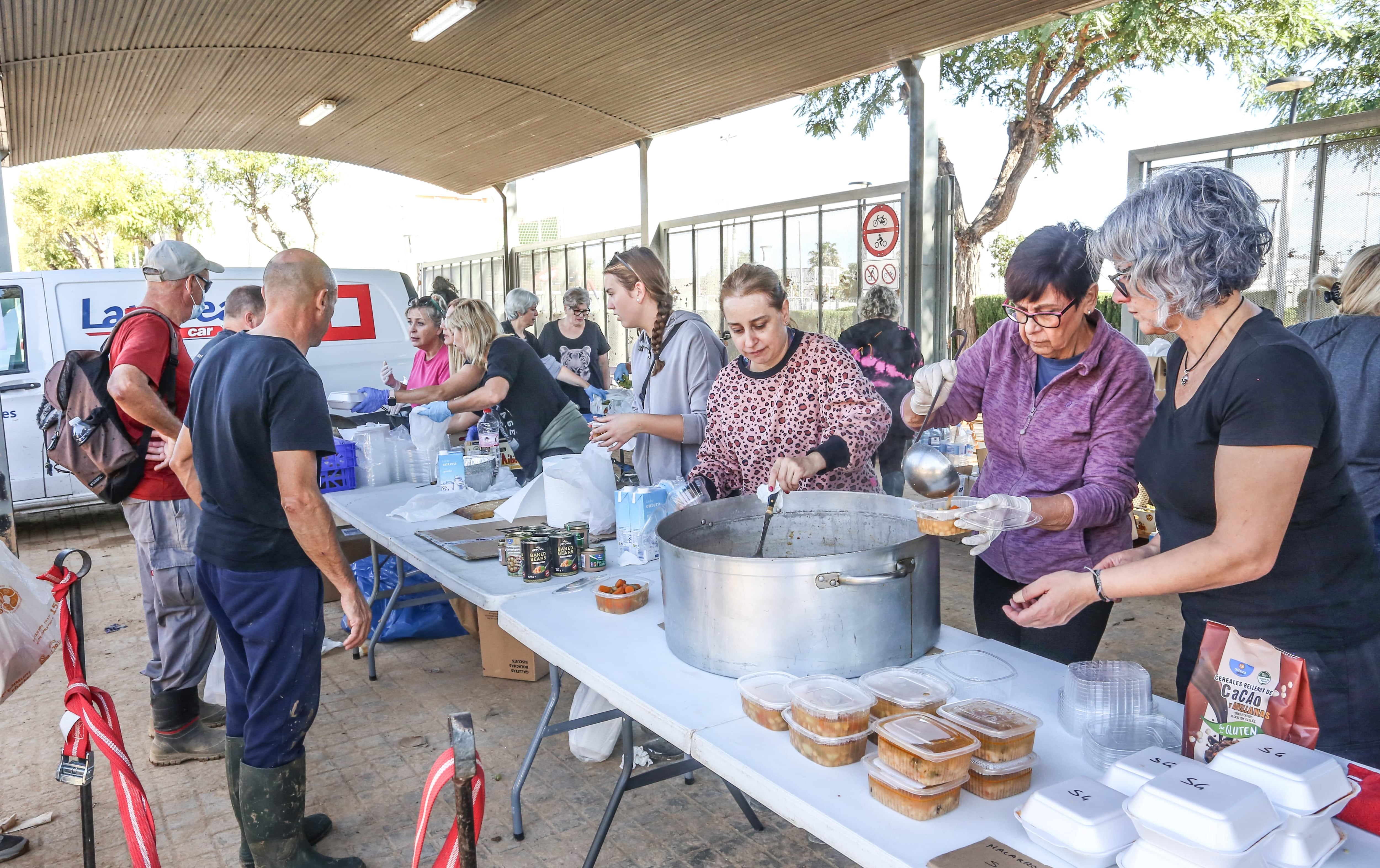 La Cabaña de Sara y Restaurante Plaza 4, han montado una cocina de campaña y elaborado 3.000 raciones de comida que se ha ido entregando tanto a personas afectadas como a militares y a voluntarios y voluntarias llegados a Sedaví desde diferentes puntos.