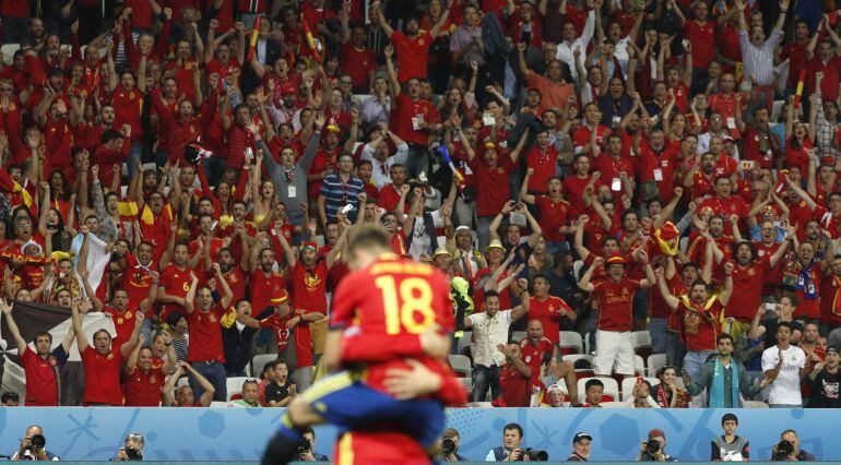 La afición española celebra uno de los goles del equipo