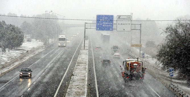 La autovía entre Madrid y Alicante, a su paso por Albacete, cubierta por la nieve