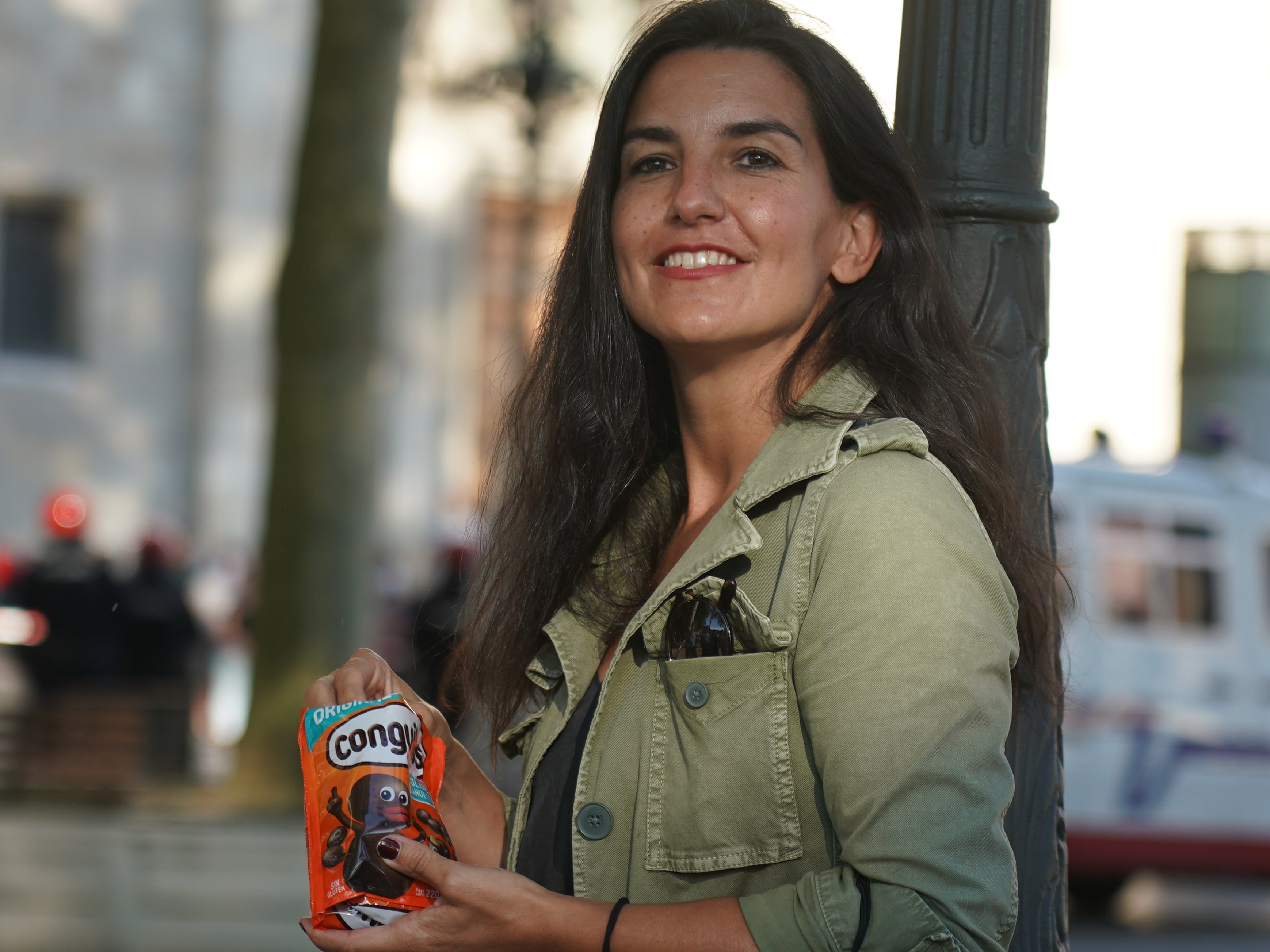 La exdirigente de Vox Rocío Monasterio, comiendo Conguitos (con su antiguo &#039;packaging&#039;) en un acto electoral celebrado en Bilbao, en 2020.