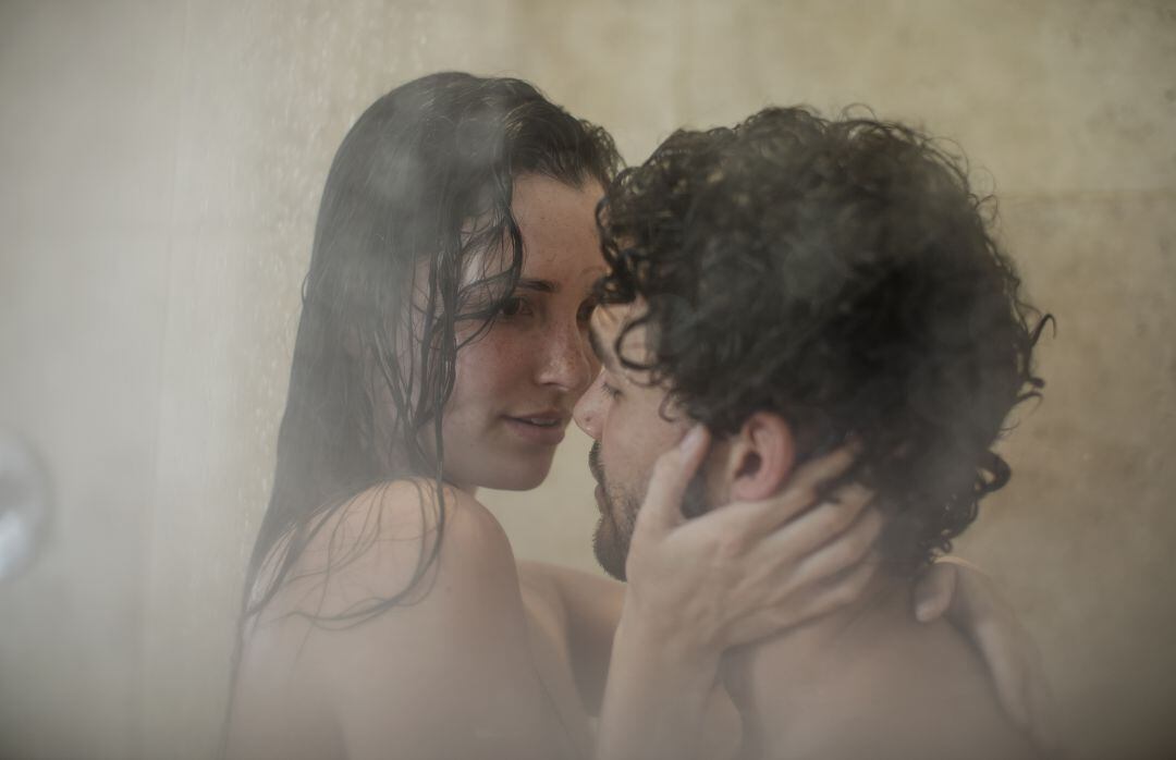 Foto de una pareja en la ducha