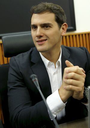 GRA175. MADRID, 08/01/2016.- El presidente de Ciudadanos, Albert Rivera, al inicio de la reunión que ha mantenido con los diputados de su formación, hoy en el Congreso de los Diputados. EFE/Chema Moya