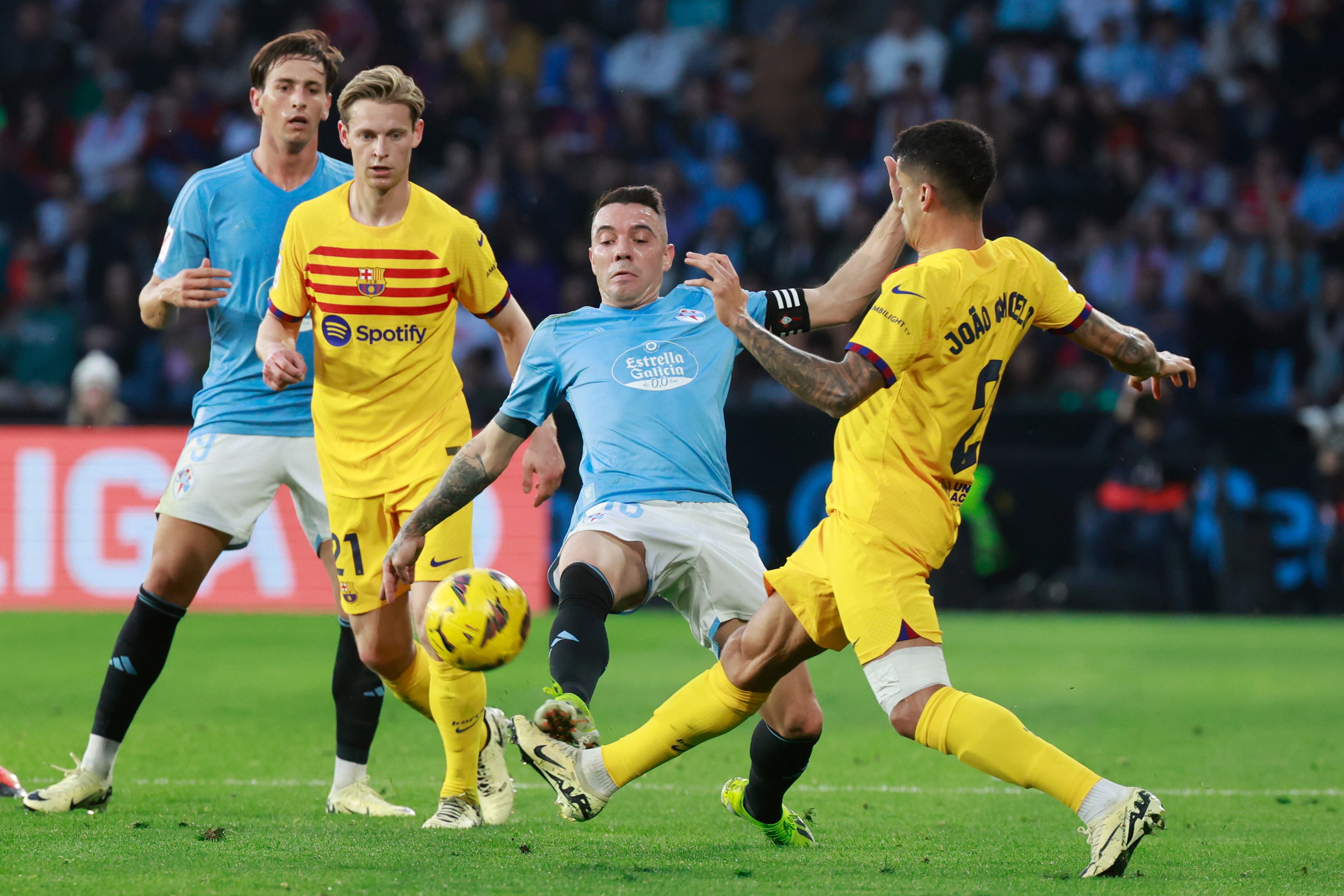 VIGO, 17/02/2024.-El delantero del Celta de Vigo Iago Aspas y el defensa portugués del Barcelona João Cancelo, durante el partido correspondiente a la jornada 25 de LaLiga EA Sports disputado entre el Celta de Vigo y el Barcelona en el estadio de Balaídos, este sábado en Vigo.- EFE/ Lavandeira jr
