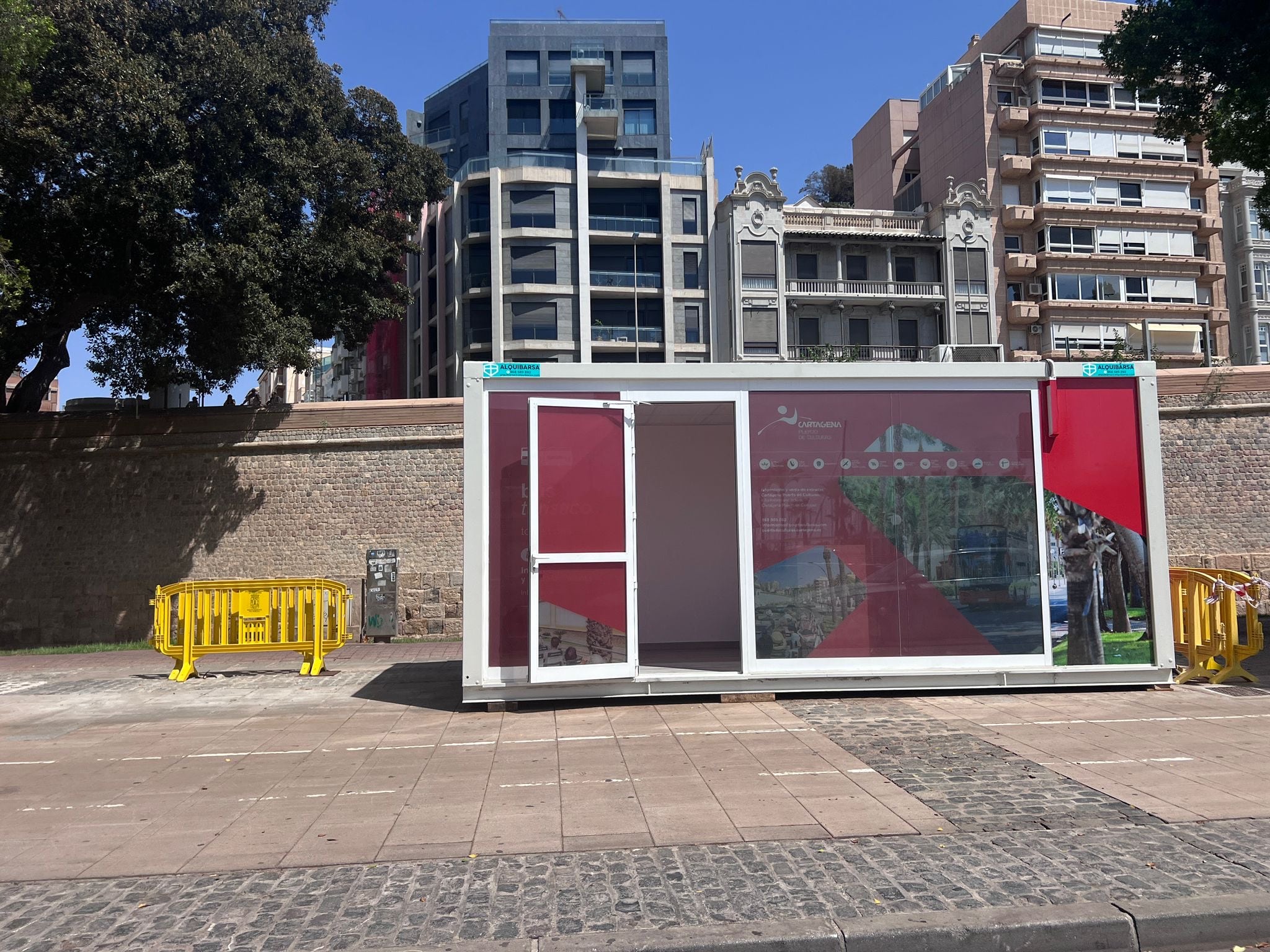 La oficina turística frente a la Muralla de Carlos II