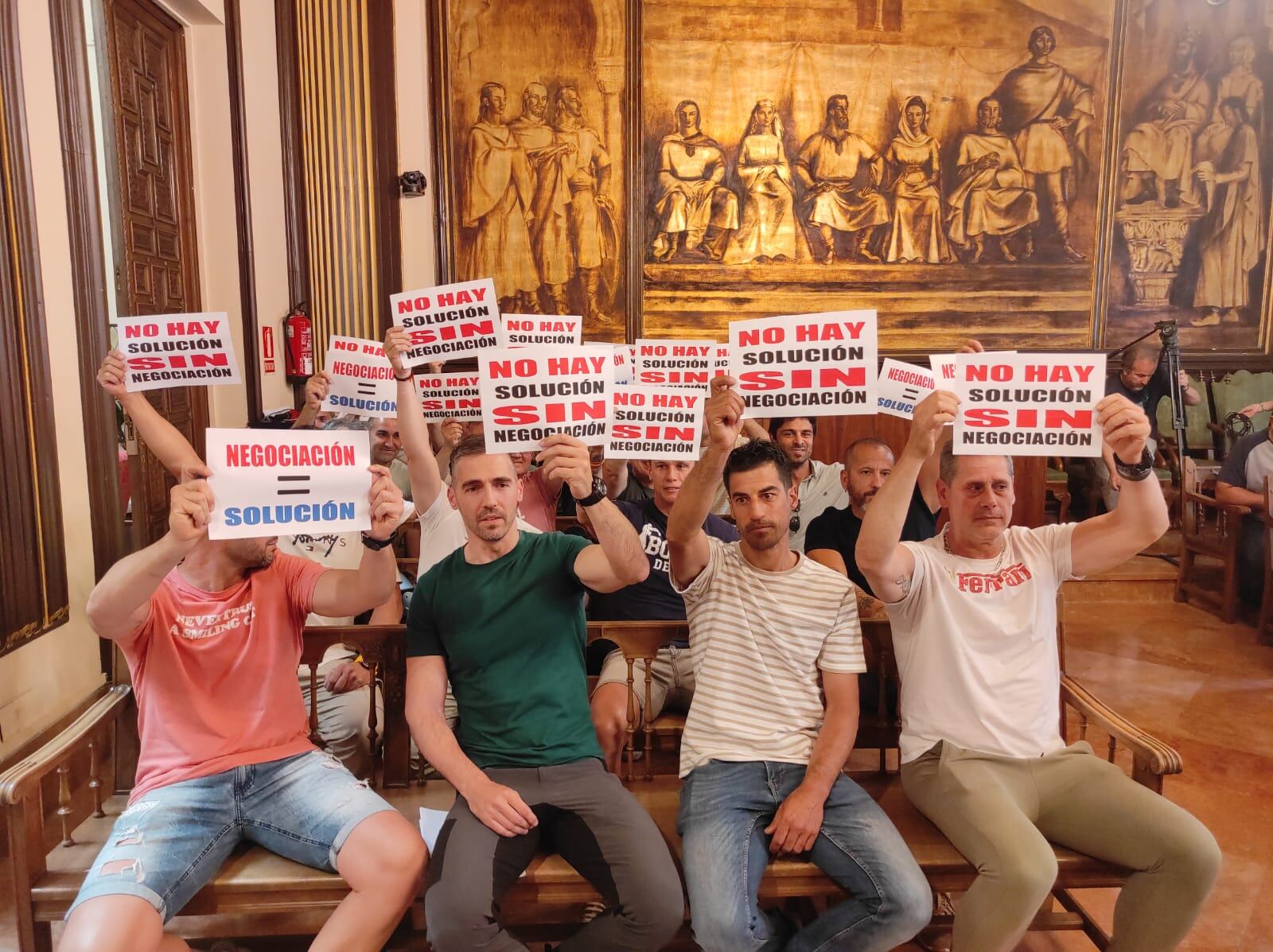 Policías y bomberos municipales protestan por sus condiciones laborales en el pleno del Ayuntamiento de Zamora