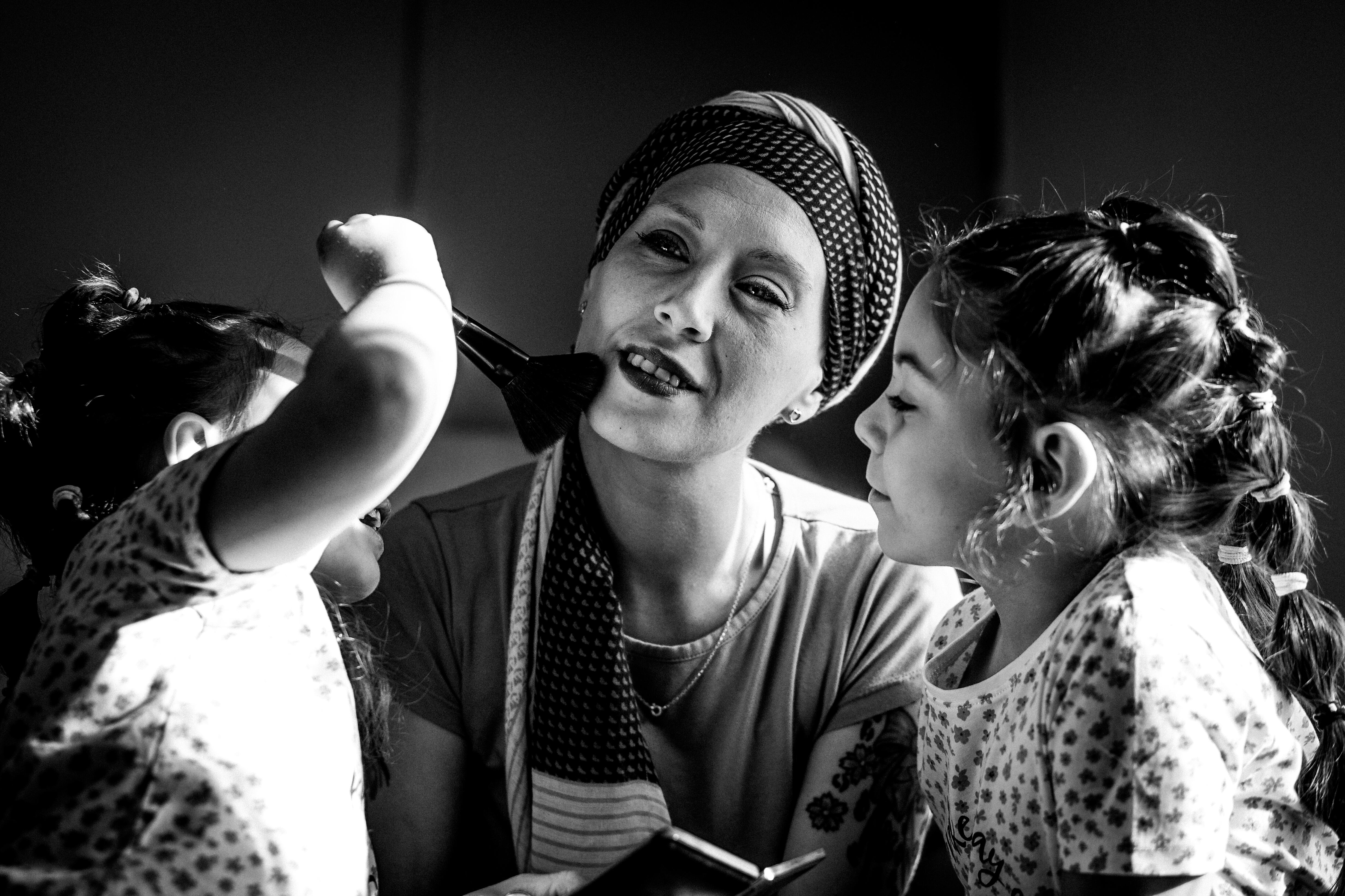 Estefanía Camilo junto a sus hijas. Fotografía de José IgnacioRodríguez Rubiales a favor
de la Asociación Oncológica
Extremeña (AOEX).