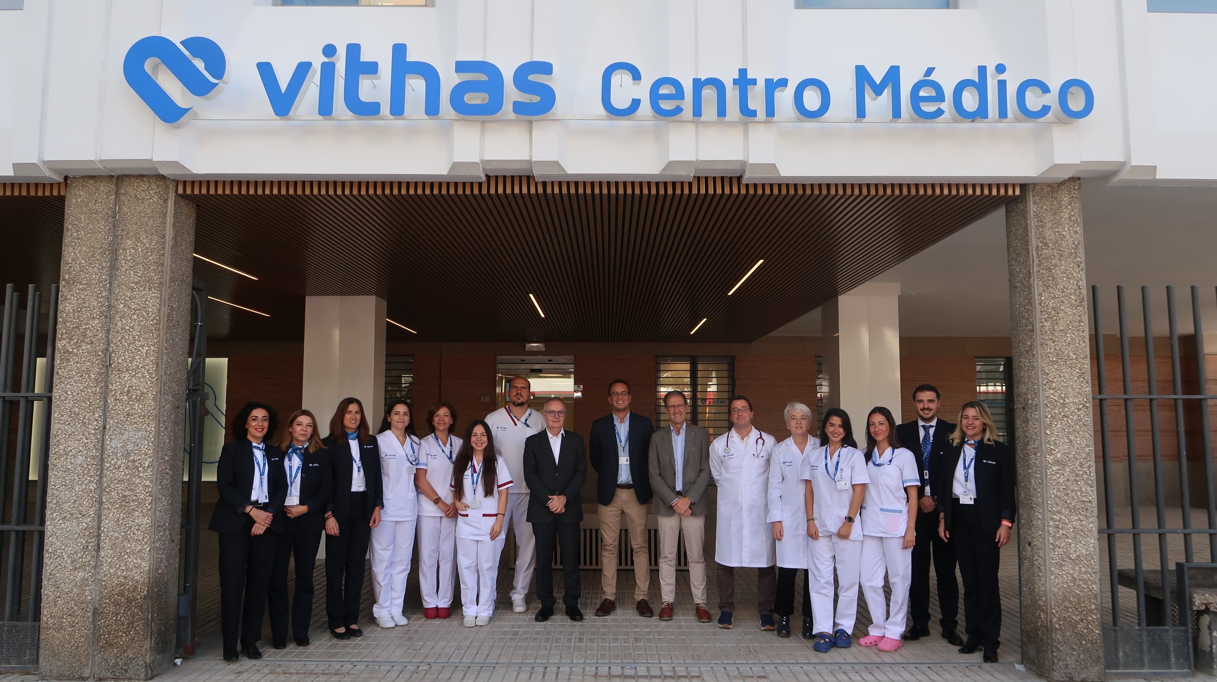 El director territorial de Vithas, José María Baena, junto al director de Vithas Sevilla, Mario González; el coordinador del CM Vithas Nervión, Pedro Muñoz y el personal sanitario y de admisión del CM Vithas Nervión.