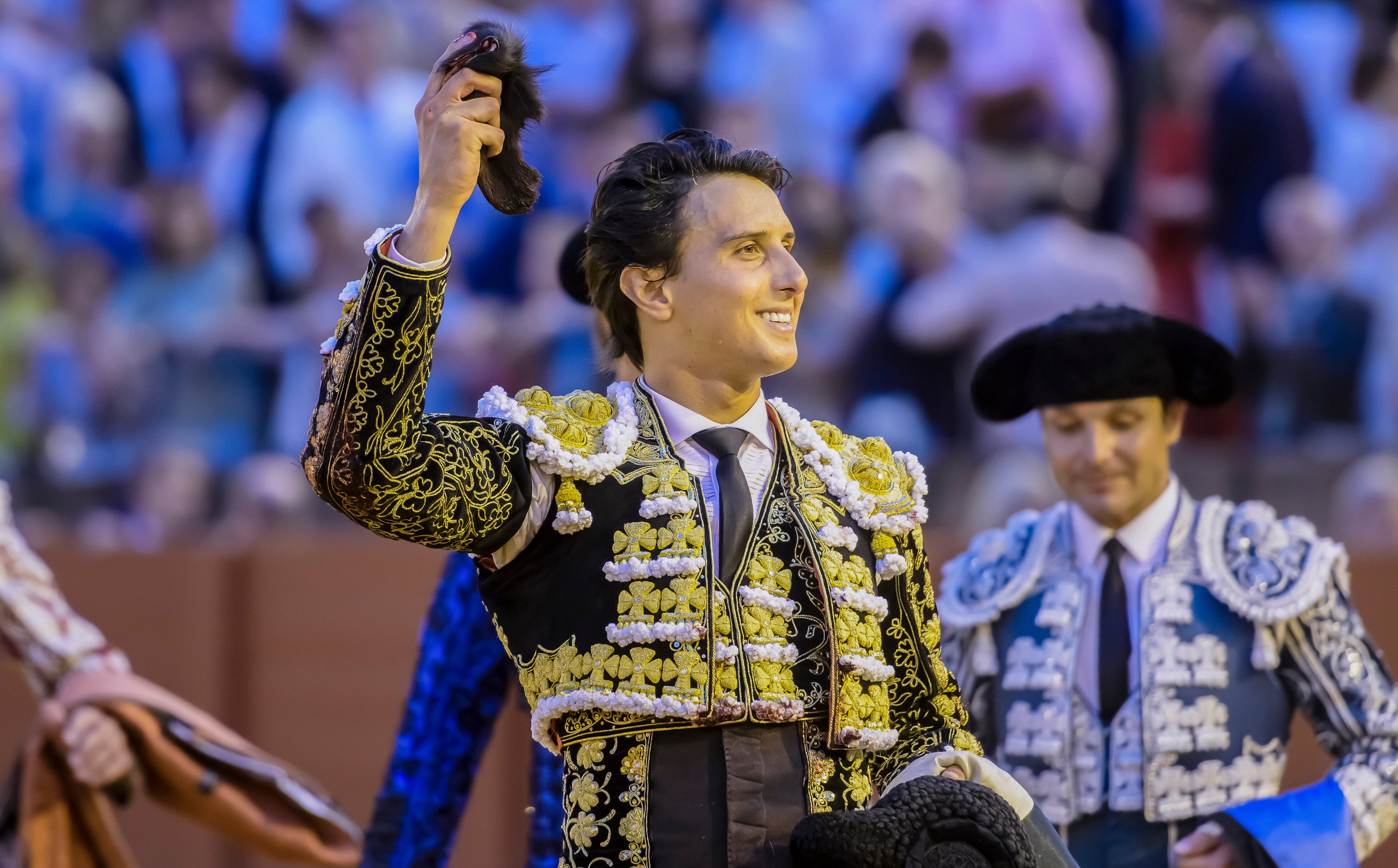 SEVILLA. 28/04/2023. - El diestro peruano Roca Rey tras cortar una oreja a su segundo toro, este viernes en la Real Maestranza de Sevilla. EFE/ Raúl Caro
