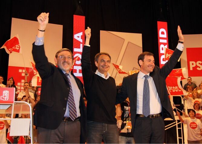 El presidente del Gobierno, junto a los dos candidatos socialistas madrileños en el pabellón 5 de Ifema en el acto que ponía fin a la campaña