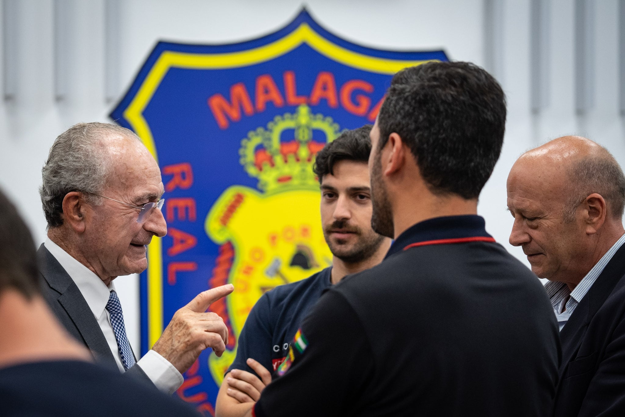 Bomberos de Málaga junto con el alcalde de la capital