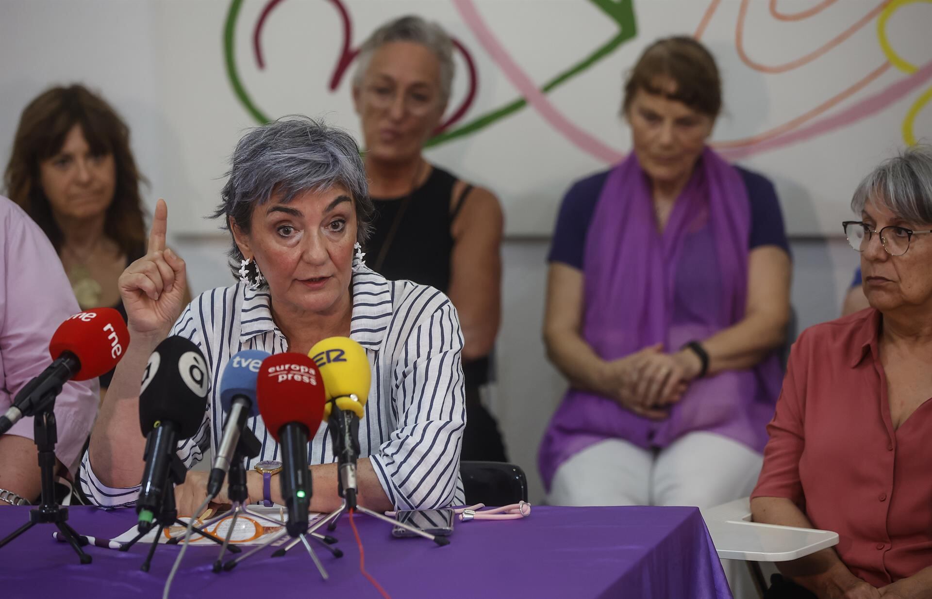 La representante de la Coordinadora feminista de València, Candi Barroso, hace públicos los detalles de las diferentes acciones legales contra Vox e iniciativas reivindicativas
