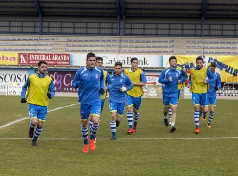 Los jugadores de la Arandina durante un calentamiento.