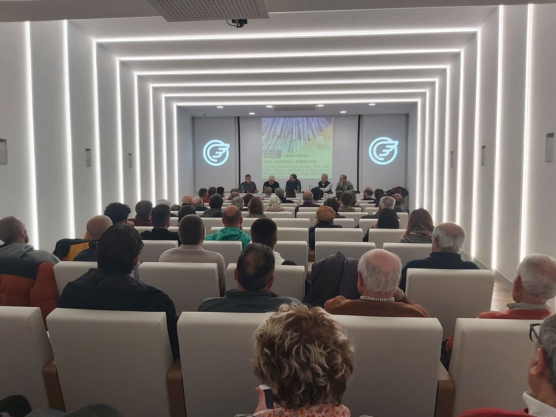 L'auditori de la Fundació Mutua Levante ha presentat un aspecte de quasi ple durant aquesta taula redona