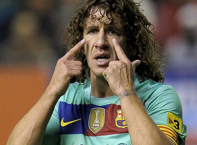 Carles Puyol gesticula durante el partido