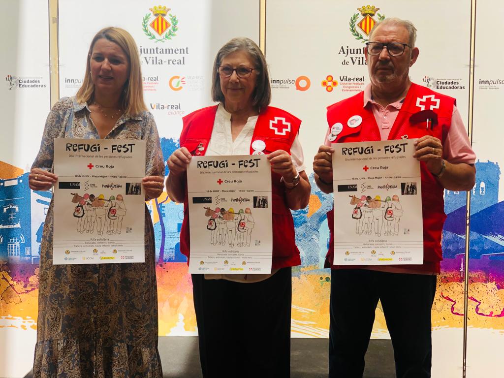 En la imagen, la teniente de alcaldía y concejala de Seguridad, Servicios Sociales e Igualdad del Ayuntamiento de Vila-real, Silvia Gómez, con la presidenta de Cruz Roja Vila-real, Carmen Galindo, y el referente voluntario del Programa de Personas Refugiadas de la entidad, Valerio Juárez