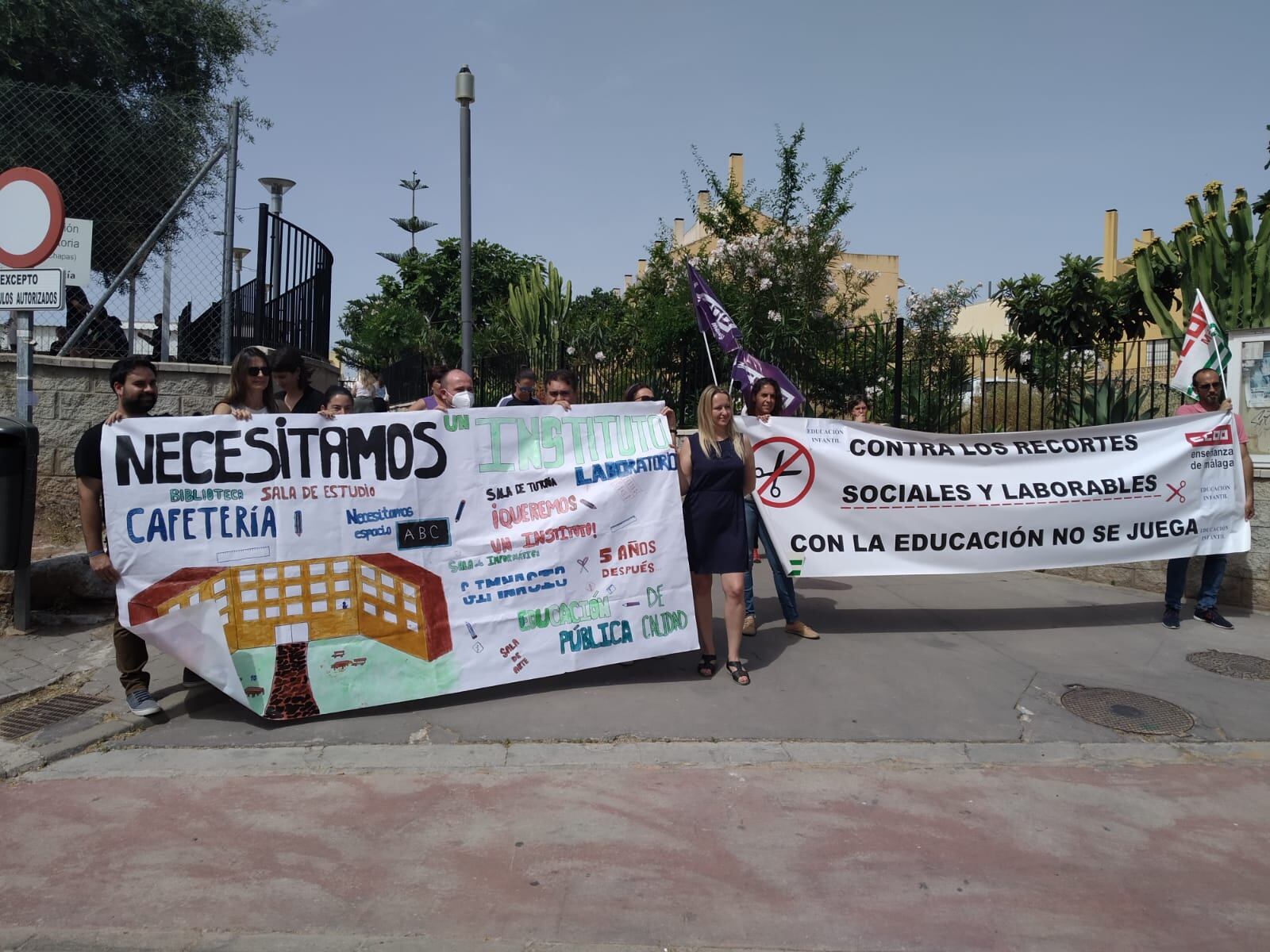 Protestas ante el IES Las Chapas (Marbella)