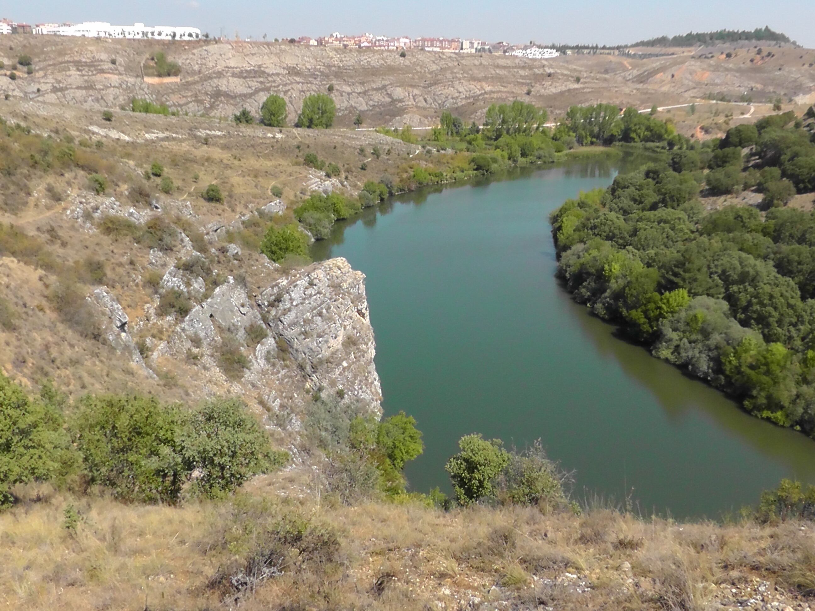 Curva del Duero, con la peña que &#039;alberga&#039; la Cueva de Zampoña.