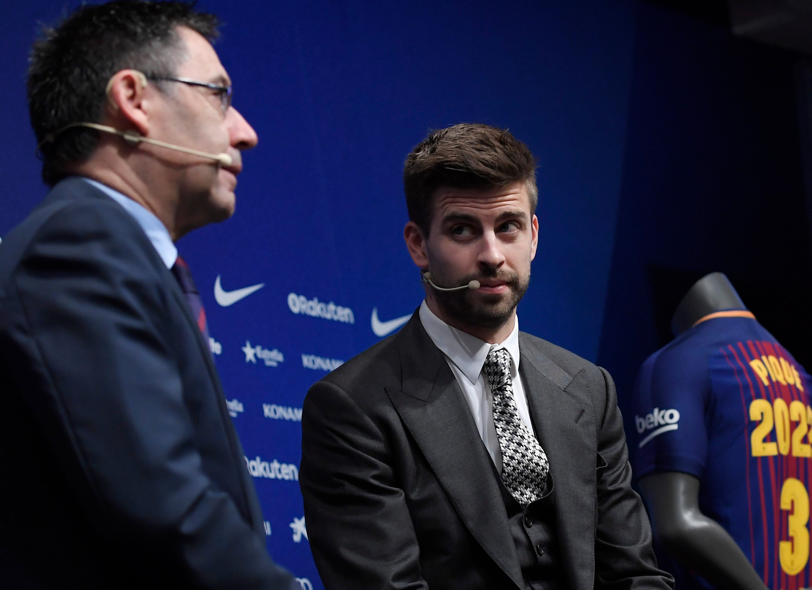 Gerard Pique con Josep María Bartomeu en el acto de renovación del central en 2018