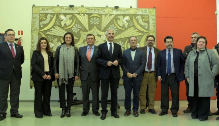 El consejero de Cultura, Miguel Ángel Vázquez, en el centro de la imagen, durante su visita el martes al IAPH