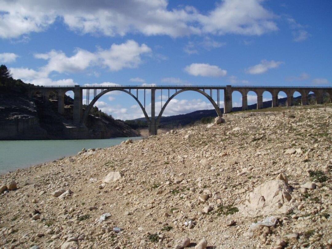 Viaducto de Alocén en el embalse de Entrepeñas