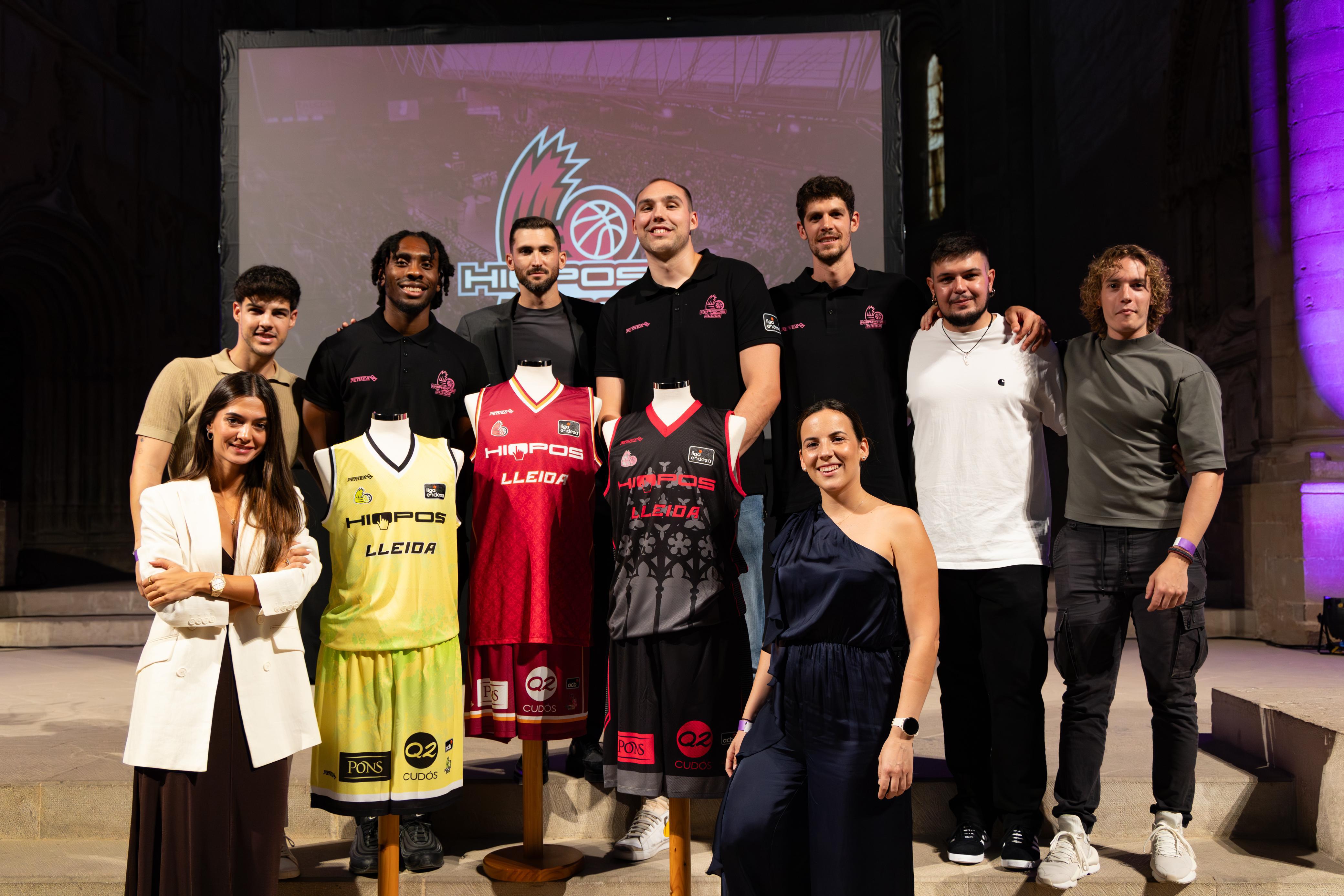 Equip de MOD, dirigit per Dani Pujol, i responsable del disseny de la nova equipació de l'Hiopos Lleida, amb l'equip de CAVET Media i tres jugadors de l'Hiopos que van participar en la presentació de la nova equipació a la Seu Vella.