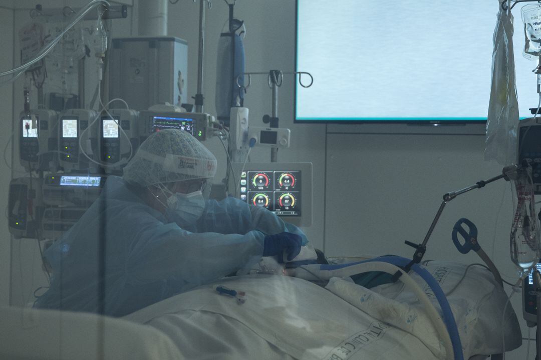 Personal sanitario atendiendo a un paciente de COVID-19.