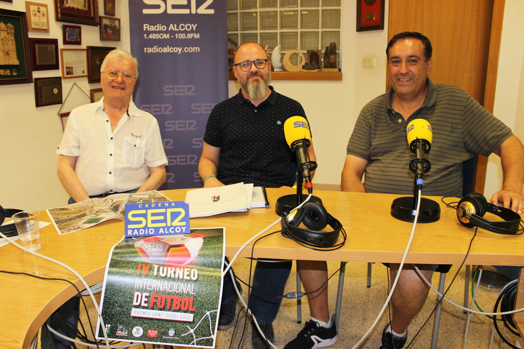 Paco Aznar, Víctor Hugo Ribes y Vicente Jorge Bas, en el estudio central de Radio Alcoy con cartel de este trofeo de fútbol