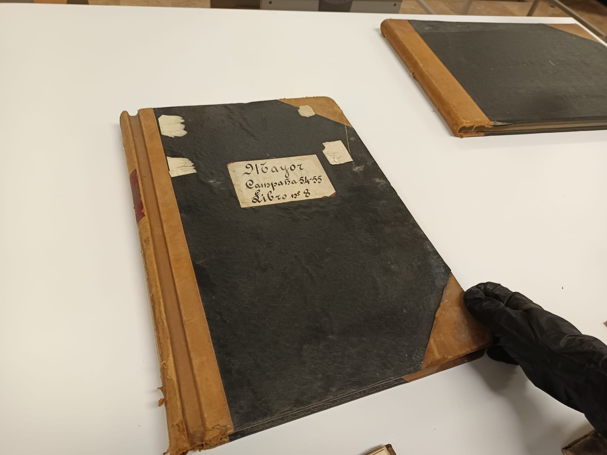 Libro rescatado tras la DANA en el que se registraba los beneficios logrados con el cultivo del arroz, procedente del Archivo municipal de Alfafar